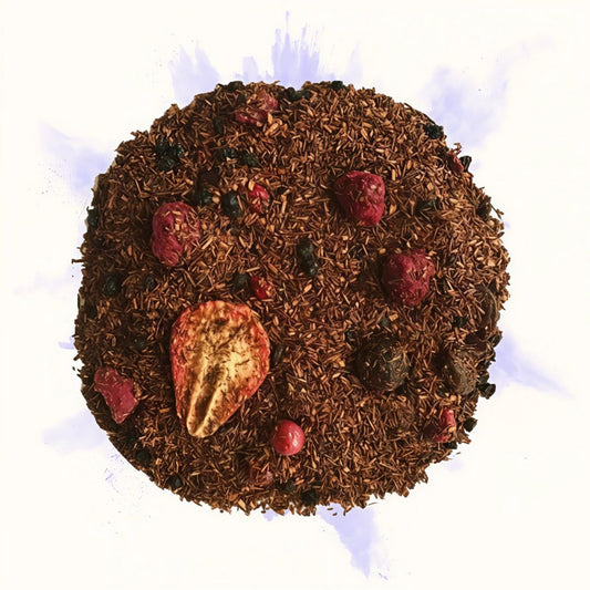 Rooibos en vrac avec morceaux de fruits rouges séchés, vu de dessus