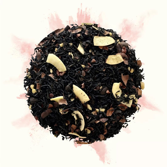 Thé noir en vrac avec éclats d'amande et de chocolat, vu de dessus
