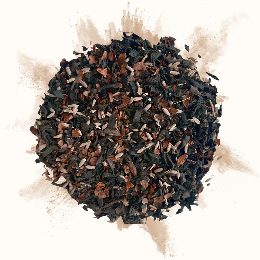 Thé noir en vrac avec éclats de cacao et fleurs de lavande, vu de dessus
