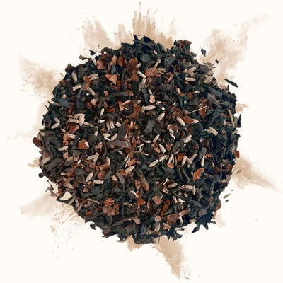 Thé noir en vrac avec éclats de cacao et fleurs de lavande, vu de dessus
